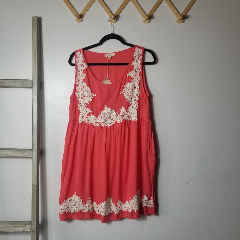 NWT ENTRO WOMEN'S CORAL WITH CREAM LACE TRIM DRESS SIZE MEDIUM (SEE DESCRIP)